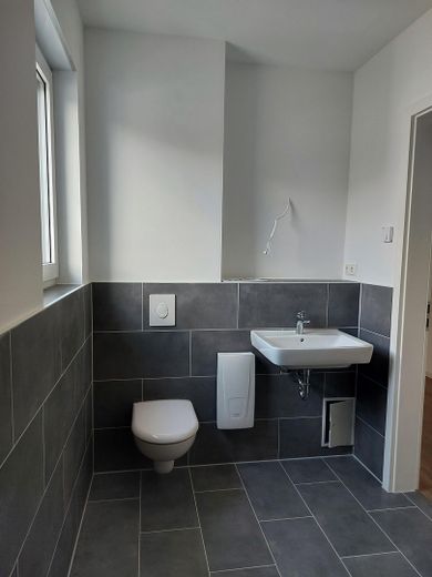 Erstbezug 2-Zimmer-Wohnung (1. OG, Balkon, barrierefrei) in Berge bei Nauen – Tageslichtbad