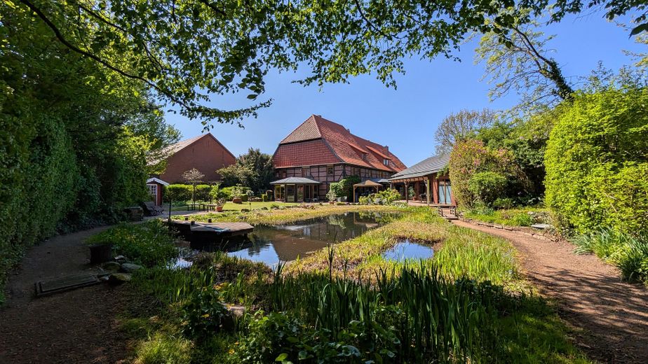 Jeden Tag wie im Urlaub: Wundervolles Landhaus mit Hallenbad, Naturbadeteich und Mieteinnahmen – Schwimmteich