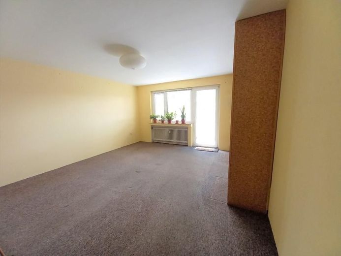 CITYHOUSE: Gut geschnittene Etagenwohnung mit großem Balkon, Keller und eigener Garage – Wohnzimmer