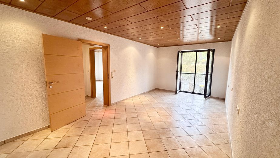 Bright 3-room ground-floor apartment with balcony and large private-use garden – Elternschlafzimmer