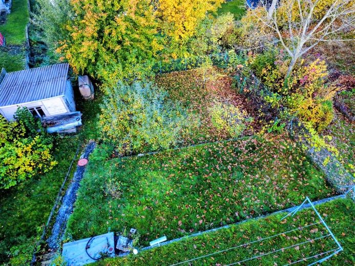 Gelegenheit für die große Familie: Zweifamilienhaus mit Einliegerwohnung in ruhiger Lage im Angebot! – 5263 - Herbstansicht des Grundstücks mit Gartenhaus