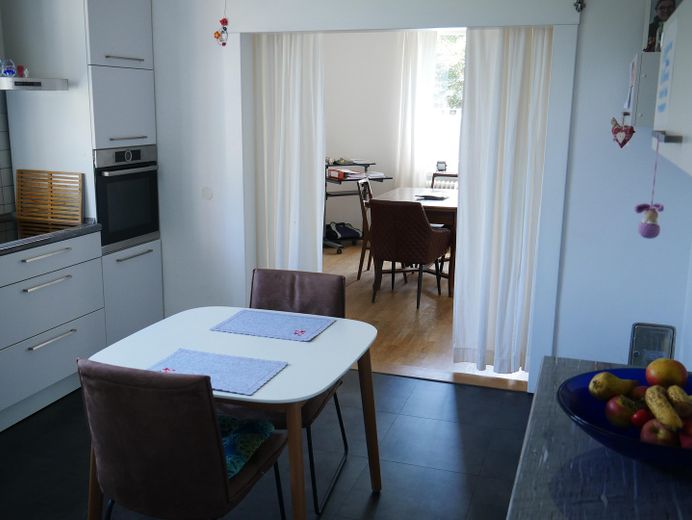 Haus für große Familien  und/oder Wohnen und Arbeiten unter einem Dach – Küche-Durchgang Esszimmer