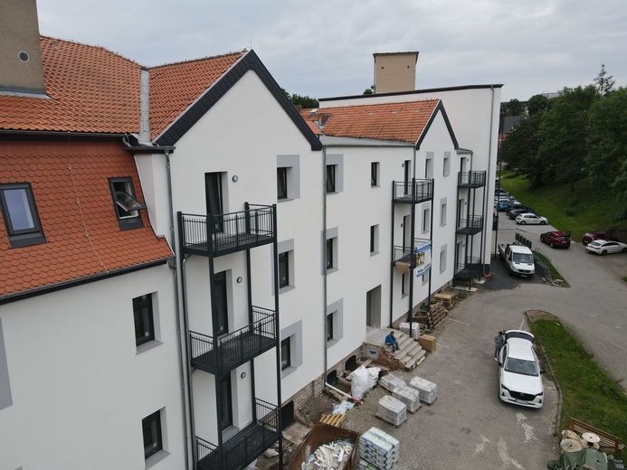 Kernsanierte 2-Raumwohnung direkt am Rosarium!
Fahrstuhl, Balkon und Fußbodenheizung!!!! – Drohnenbild