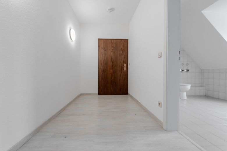 Loft-Feeling auf zwei Ebenen: Maisonette mit Galerie und Balkon mitten in Bensheim – Eingangsbereich Flur