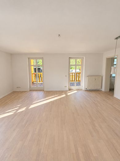 Boş, komisyonsuz 3 odalı daire, balkon ve bahçe kullanımı – doğrudan Sanssouci Parkı’nın yanında – Wohnzimmer