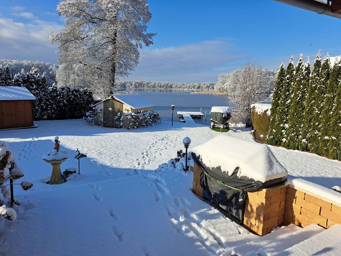 Groß Köris’te su kenarlı taşınmaz, İskele ve misafir evi bulunan seçkin göl mülkü- komisyonsuz – Winteridylle
