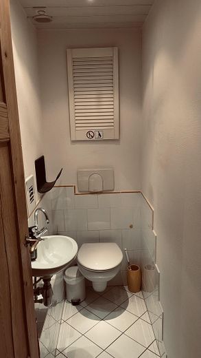 Helle Maisonettewohnung in Frankfurt am Main – Bornheim – Gästetoilette