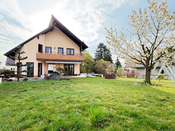 Straordinaria casa unifamiliare moderna con doppio garage – Garten 