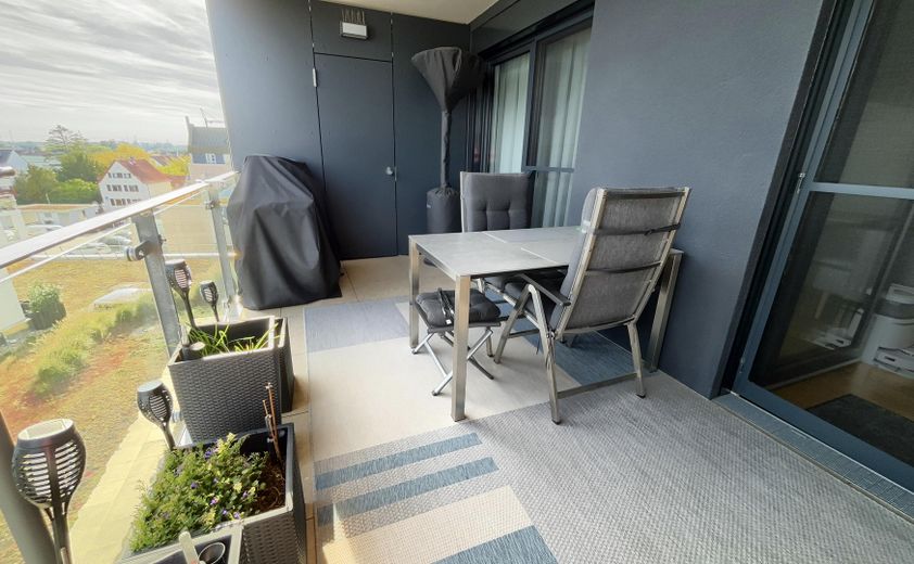 Balkon mit Balkonschrank