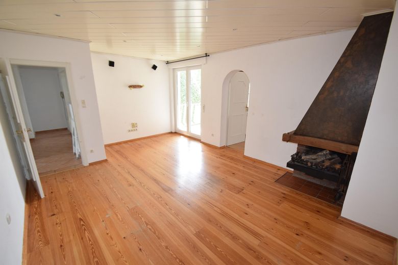 Provisionsfrei! Zweifamilienhaus, großer Sonnengarten – Wohnzimmer  1. OG