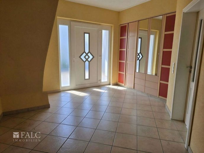 Ein Paradies für eine große Familie im Blumenviertel in Nümbrecht – Eingangsbereich/Diele