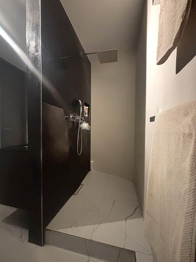 begehbare offene Marmordusche