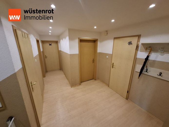 Neuer Preis! Doppelhaus im Bungalowstil in Luckenwalde mit großer Nutzfläche im Keller zu verkaufen. – Flur