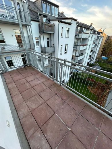 Großzügige und vermietete 2-Zi. mit EBK, 2xBalkon und Laminat in zentraler Lage – PHOTO-2024-10-28-16-12-21