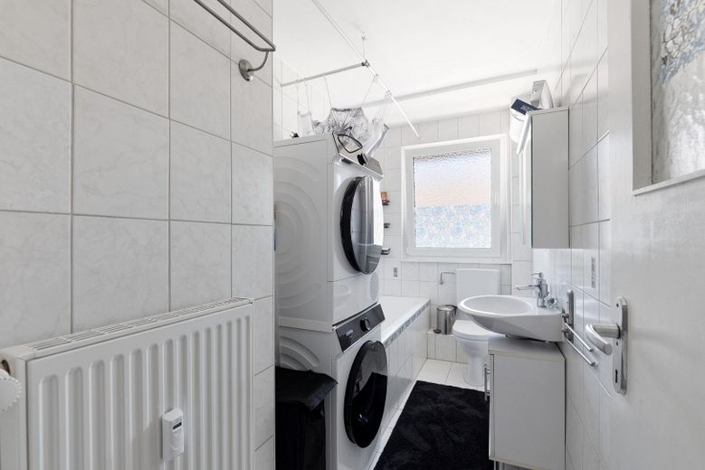 Vermietete 3-Zimmer-Wohnung in Idstein - solide Kapitalanlage mit langjähriger Mieterin – Badezimmer