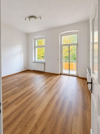 Luminoso appartamento d’epoca con 2 locali e ampio balcone esposto a sud in posizione centrale – Helles Wohnzimmer mit Balkon