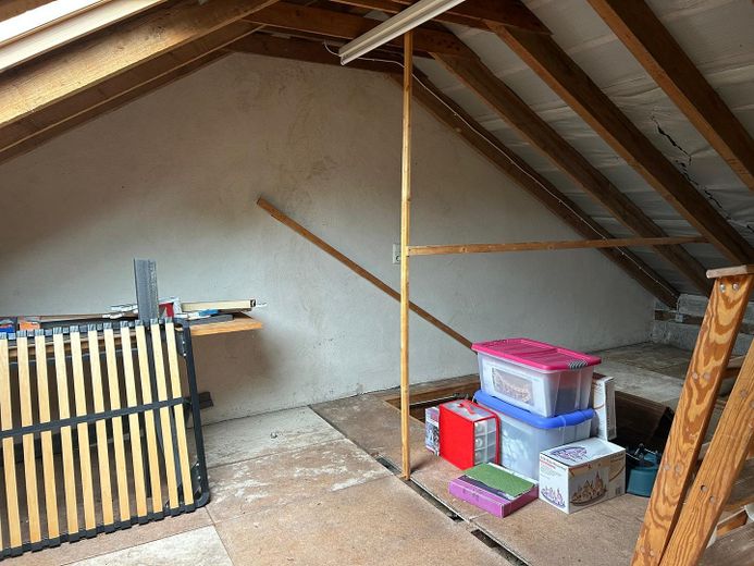 Casa unifamiliare ben tenuta con grande potenziale e terreno edificabile aggiuntivo a 54570 Neroth – Dachboden