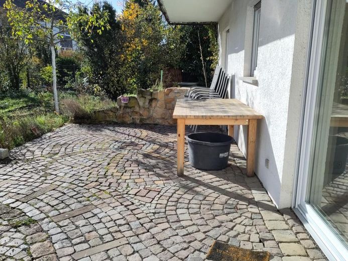 Energieeffizientes Einfamilienhaus - biologisch saniert und einzugsfertig – Natursteinterasse 