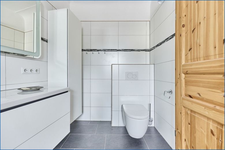 ** Reparaturbedürftiges freistehendes Einfamilienhaus **  in Haus-/Hofbauweise! – Sanitäraussattungen
