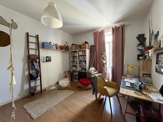 Appartamento centrale di 3 locali nel Nordend con cucina componibile e bagno con luce naturale – Zimmer 1