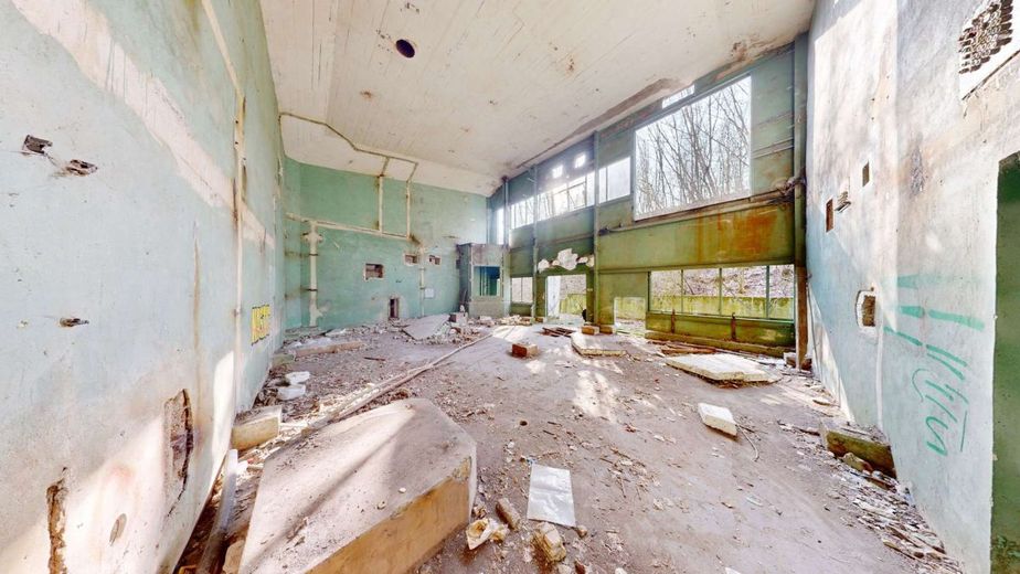 Bez prowizji miejsce inwestycyjne o dużym potencjale komercyjnym z halami, budynkami funkcjonalnymi i 2 bunkrami – Halle_Hochbunker-1