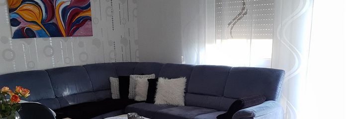 ज़्वाइब्रुकेन में परिवार के अनुकूल किराए का अपार्टमेंट – Wohnzimmer