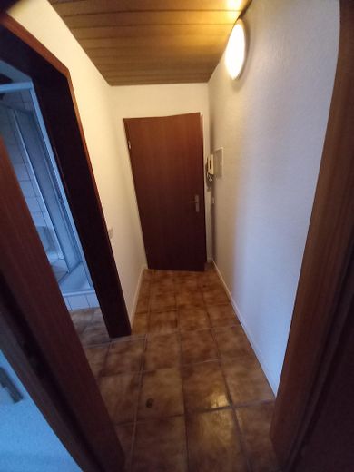 Helles Appartment, ca. 43m², große Fensterfront, 1.OG – Diele