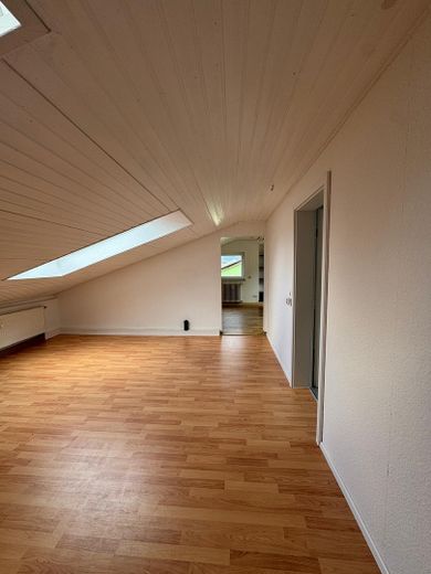 Helle 2,5-Zi-DG-Wohnung mit großer Wohnküche in ruhiger Waldrandlage – 5 Min nach Heidenheim – Wohnzimmer