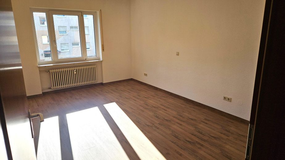 Wörth/Maximiliansau'da balkon ve loggialı aydınlık 3,5 odalı daire – tadilat sonrası ilk kullanım – Elternschlafzimmer