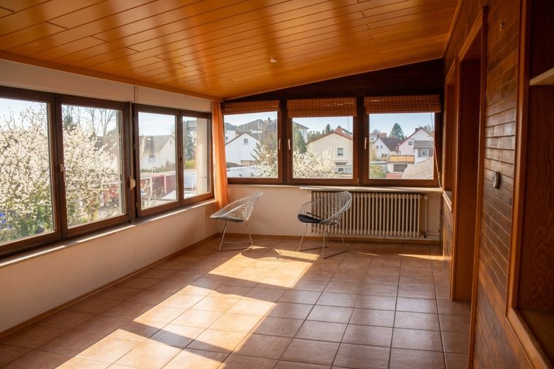 Freistehendes Zweifamilienhaus mit Pool und gewachsenem Garten – Wohnung OG: Wohnen