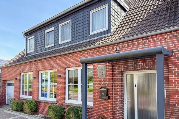 Möbliertes Haus mit 8 Schlafzimmern,
8 Bädern und vieles mehr in zentraler Lage!