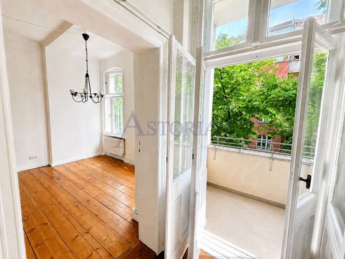 Bezugsfrei! Altbaucharme mit Gestaltungspotenzial - 2,5 Zimmer im Herzen von Friedrichshain – Balkon