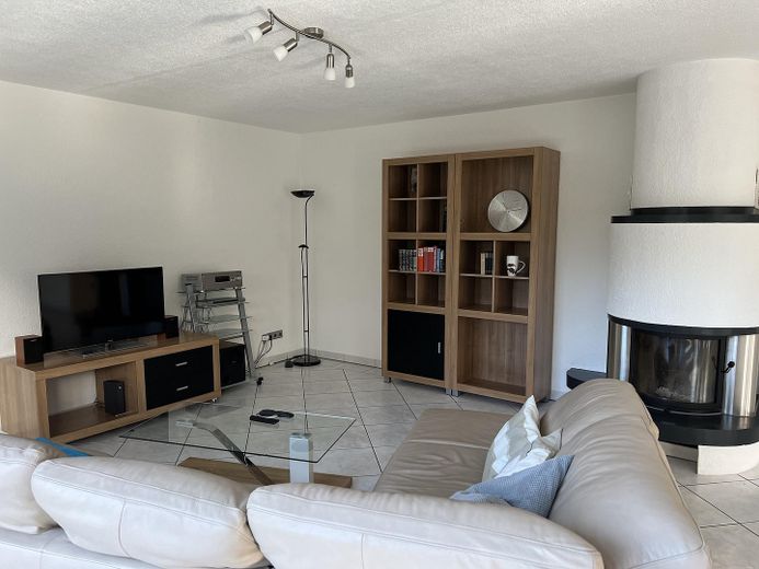 Spacious Modern Semi-Detached House with Potential – EG Wohnzimmer mit Kamin