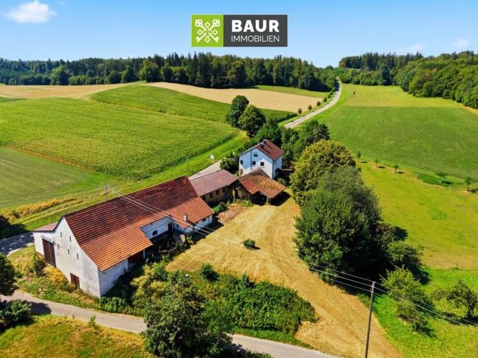 Seltenes Anwesen mit Wohnhaus, Stallungen & Scheunen auf 4.521 m² Grundstück – Foto 1