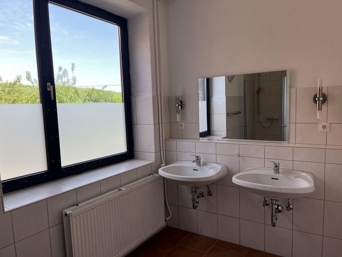 Osten, Bad mit Dusche u. Wanne