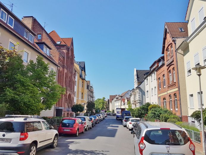 Maisonette mit Dachterrasse in centrumsnaher Anliegerstrasse – Straßenansicht