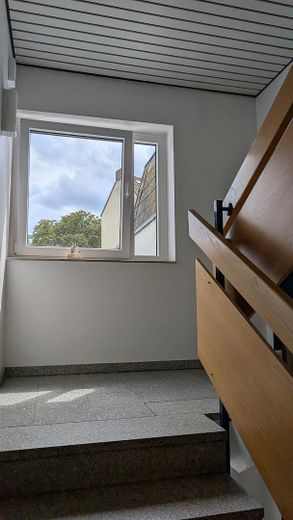 Bezpłatne dla kupującego mieszkanie 2-pokojowe z tarasem, ogrodem i garażem – Stiegenhaus