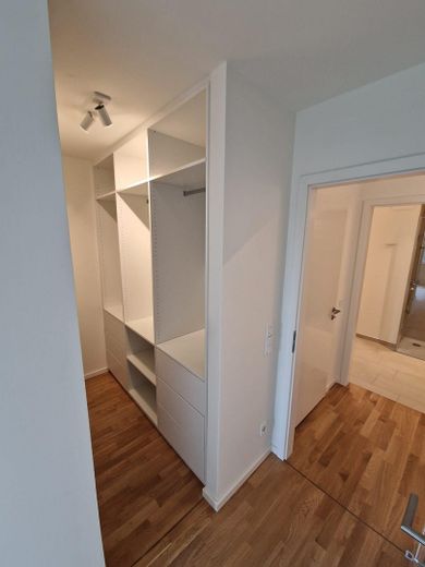 Absoluter Highlight! Urbaner Wohntraum mit Blick ins Grüne – Ankleide, Einbauschrank