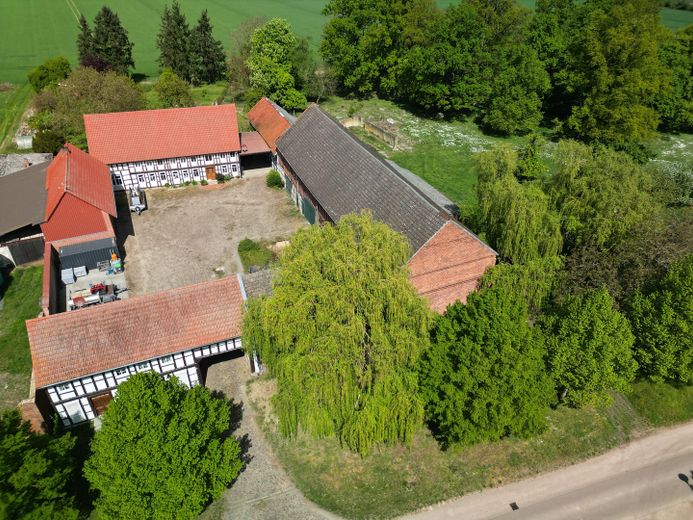 Überblick Hof und Fläche