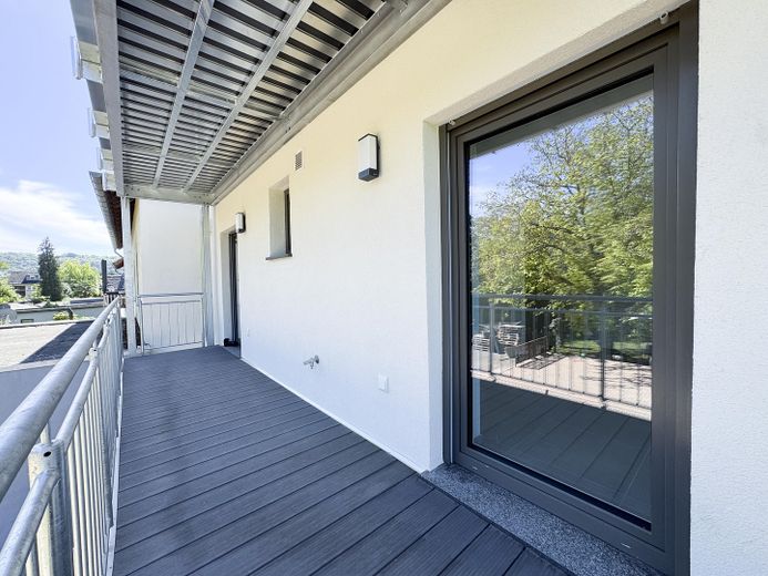 Apartamento de tres habitaciones en la primera planta con balcón, así como crédito KfW con una subvención de 30.000 euros – Balkon