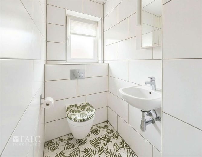 Wohnen auf einer Ebene - 143 m² modernisiert mit Balkon &amp; Garage – Gäste WC