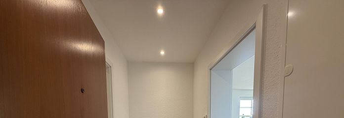 Wiesbaden-Medenbach'ta iki balkonlu yenilenmiş 2 odalı daire – Flur