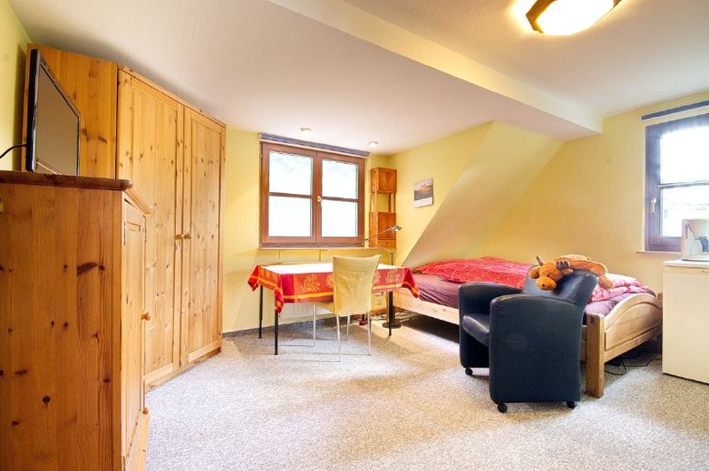 Very cozy furnished room in the attic of a family house, internet access possible – 11895dce2aa5685c888e3c1c7930d43b2f508f76.jpg