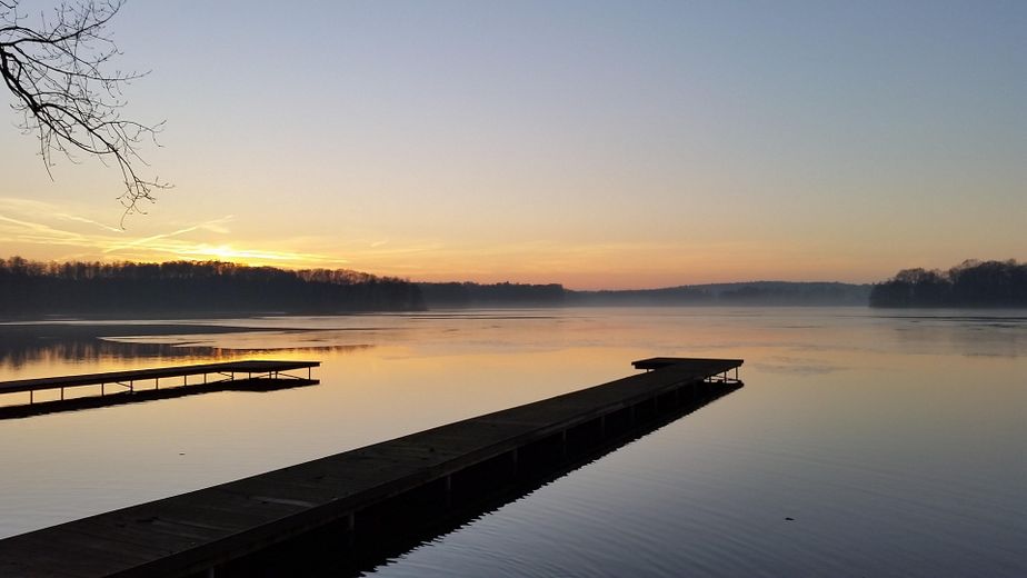 Blick vom Ufer auf See