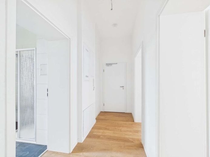 ¡Primera ocupación en la planta baja! Luminoso apartamento de 2 habitaciones en Plauen con terraza – Foto 1
