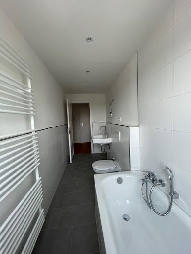 Im Herzen von Büderich - in 2024 kernsanierte wunderschöne 2-Zimmerwohnung mit Balkon – Bad Blick zur Diele Archivbild