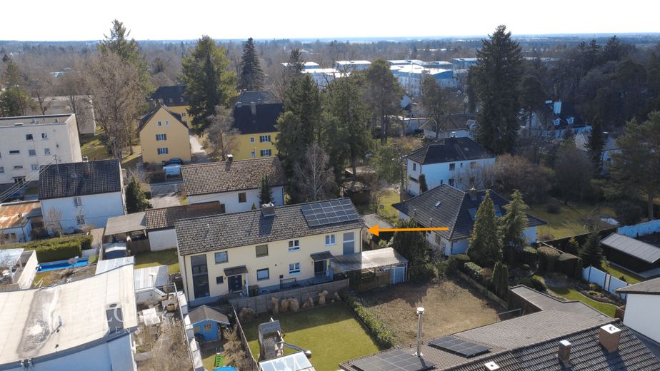 Familienfreundlich, gepflegt, sofort wohnlich - Doppelhaushälfte mit Gartenidylle in Ottobrunn – Außenansicht