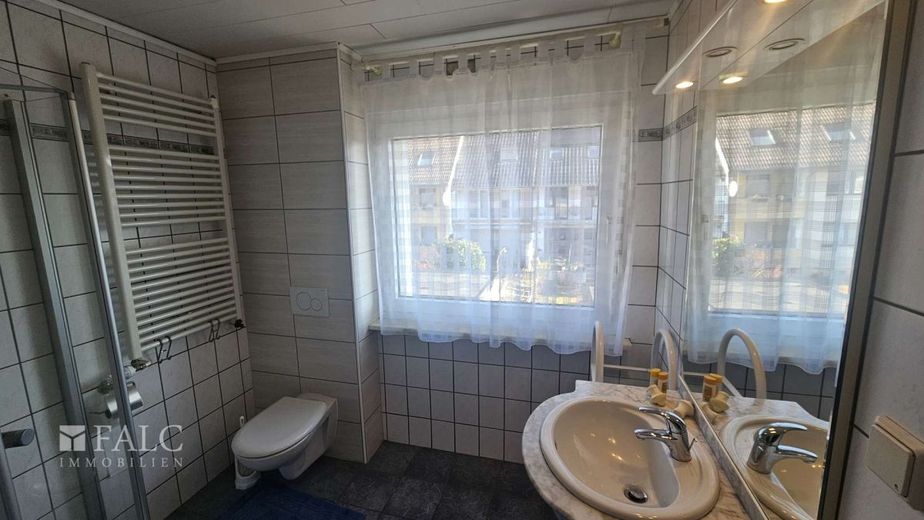 Reihenmittelhaus mit Wärmepumpe und PV Anlage – Badezimmer