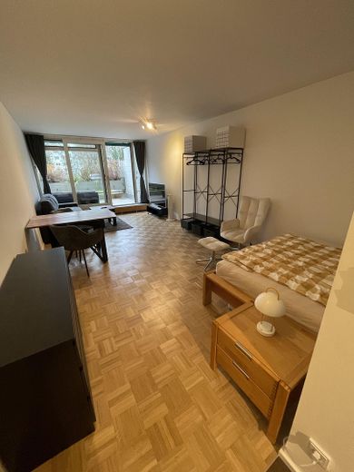 Renoviertes Studio in Bogenhausen nahe Herzogpark – Wohnzimmer/Schlafzimmer