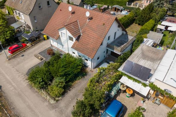 Eckstedt'te bahçeli, balkonlu ve garajlı bakımlı ikiz ev